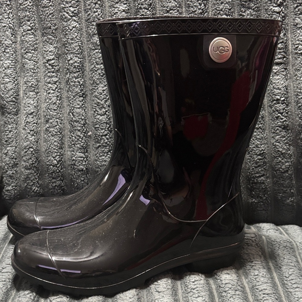 UGG rain boots, black.  Like new. Size 8